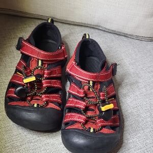 Keen Youth Size 12 Red